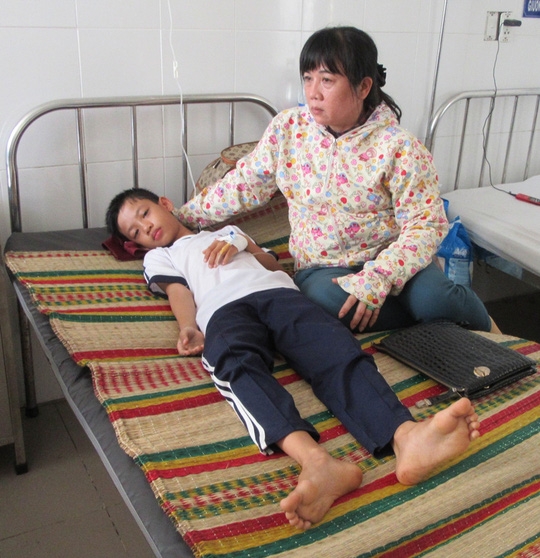 Bị điện giật khi mắc rèm cửa, mẹ chết, con trọng thương