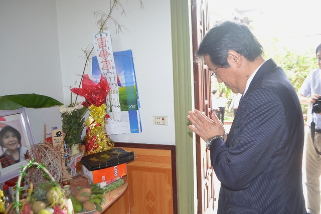  Sau khi đến nhà, Đại sứ Nhật Bản thắp hương bé Nhật Linh 