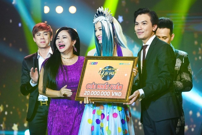 Manh Quynh dam duoi ngam Phuong Trinh Jolie hat hinh anh 6