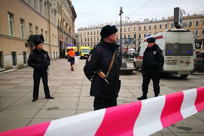 No lon gan ga tau o Saint Petersburg hinh anh 1