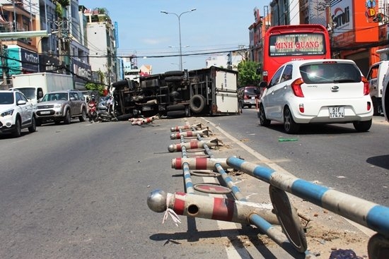 Xe tải lật ngang, xe tải húc văng xe máy, xe tải tông đôi vợ chồng nhập viện, nguy kịch, ô tô gây tai nạn