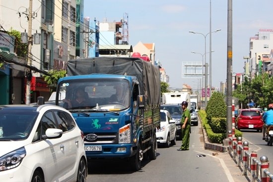 Xe tải lật ngang, xe tải húc văng xe máy, xe tải tông đôi vợ chồng nhập viện, nguy kịch, ô tô gây tai nạn