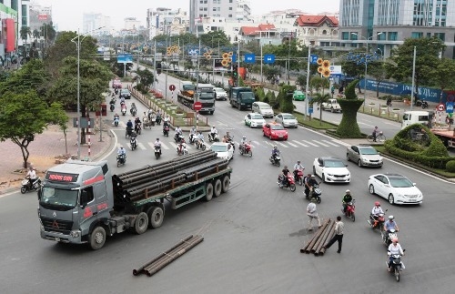 10-ong-thep-nang-hang-tan-lao-tu-xe-dau-keo-xuong-duong