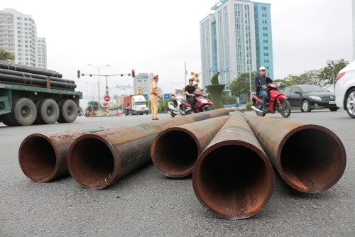 10-ong-thep-nang-hang-tan-lao-tu-xe-dau-keo-xuong-duong-1