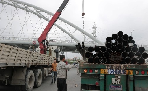 10-ong-thep-nang-hang-tan-lao-tu-xe-dau-keo-xuong-duong-2