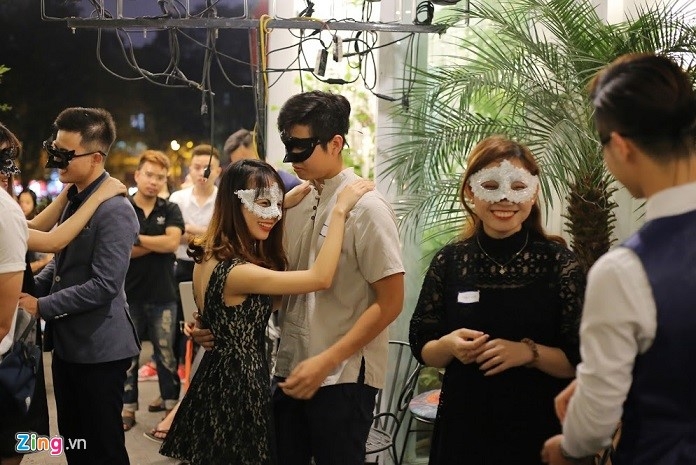 Gioi tre Ha thanh hen ho giau mat trong ngay Valentine den hinh anh 1