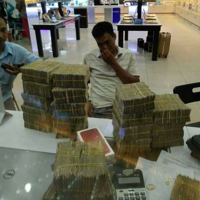 Tai xe mang hon 50 trieu tien le di mua iPhone 7 mau do o Sai Gon hinh anh 1