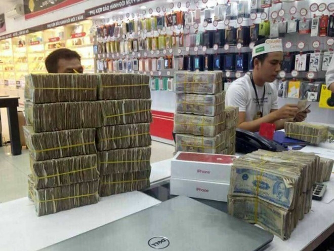 Tai xe mang hon 50 trieu tien le di mua iPhone 7 mau do o Sai Gon hinh anh 2