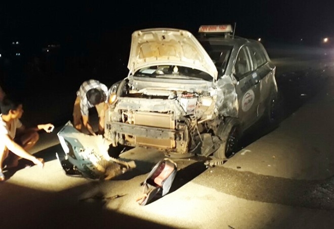 Taxi nat dau sau va cham xe may, mot nguoi chet hinh anh 1