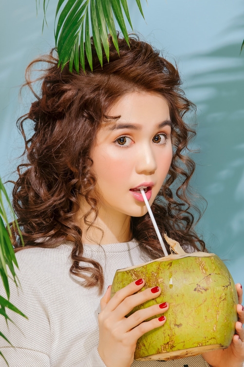 Ngọc Trinh lăng xê mốt tóc uốn 'mỳ sợi'