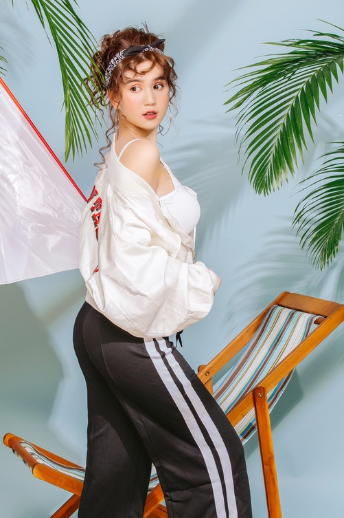 Ngọc Trinh lăng xê mốt tóc uốn 'mỳ sợi'