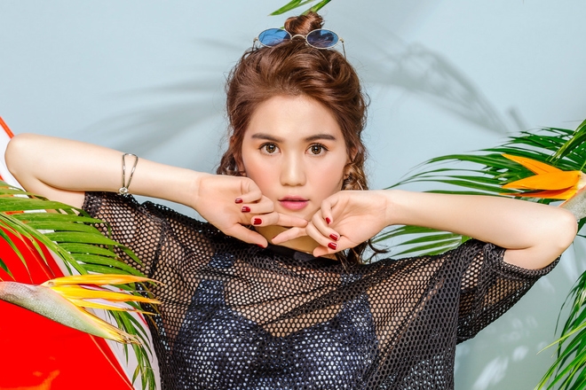 Ngọc Trinh lăng xê mốt tóc uốn 'mỳ sợi'