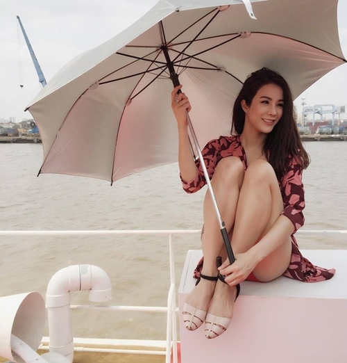 Nóng rực với mỹ nữ có dáng ngồi sexy nhất showbiz Việt - 12