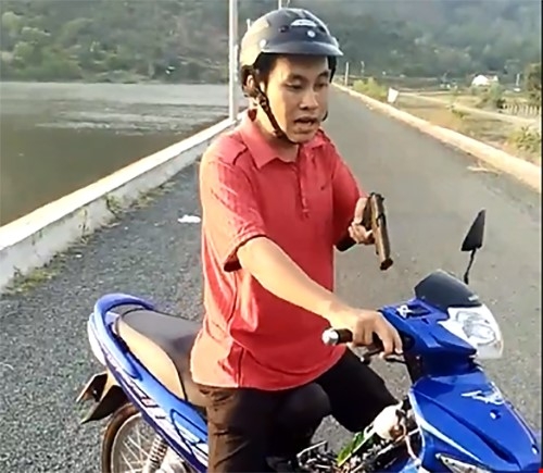 Se ky luat Pho phong nong nghiep doa dan bang sung nhua hinh anh 1