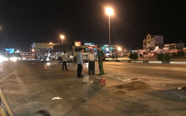 Cơ quan chức năng phối hợp khám nghiệm hiện trường để làm rõ vụ việc.