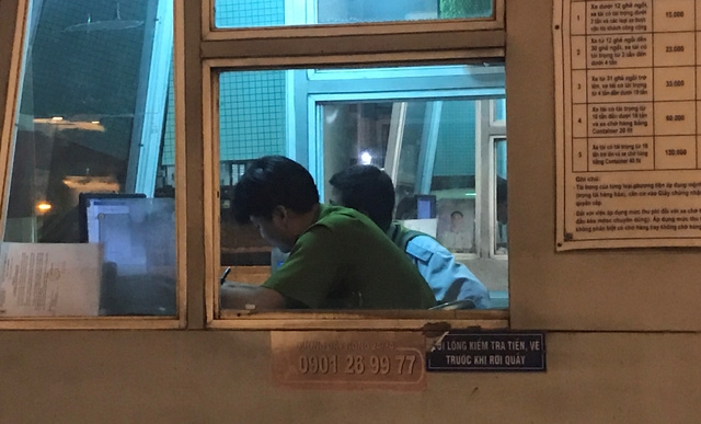 Công an ghi lời khai nhân viên trạm thu phí cầu Đồng Nai nhằm phục vụ công tác điều tra.