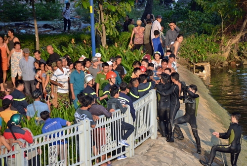 2-thanh-nien-tong-thanh-cau-vang-xuong-kenh-tau-hu-1