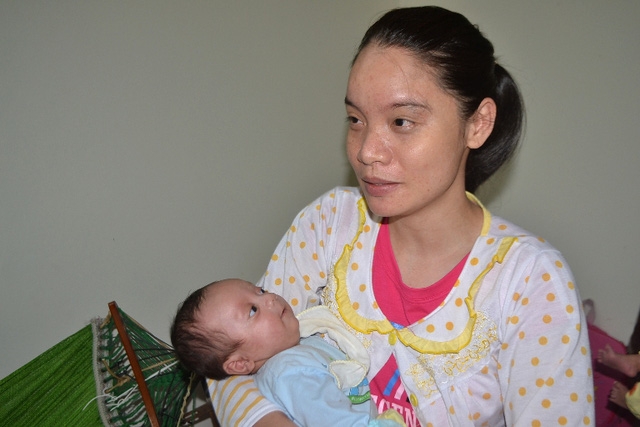  Hiện nay, gia đình chị Biển đang gặp khó khăn khăn về kinh phí để chăm sóc 3 con nhỏ. Ảnh: Đ.Tuỳ 