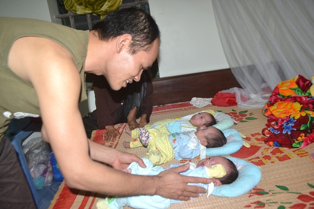  Ba người con trai của vợ chồng anh Phúc sinh ngày 4/2/2017 