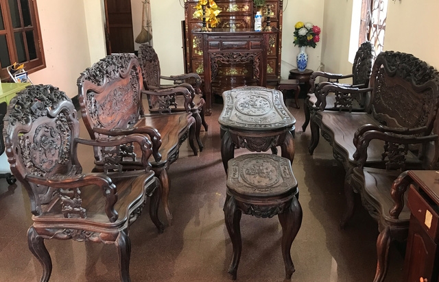  Hai bộ đồ gỗ (mỗi bộ gồm 9 món) được trưng bày trong nhà vị đại gia ở Sài Gòn. 