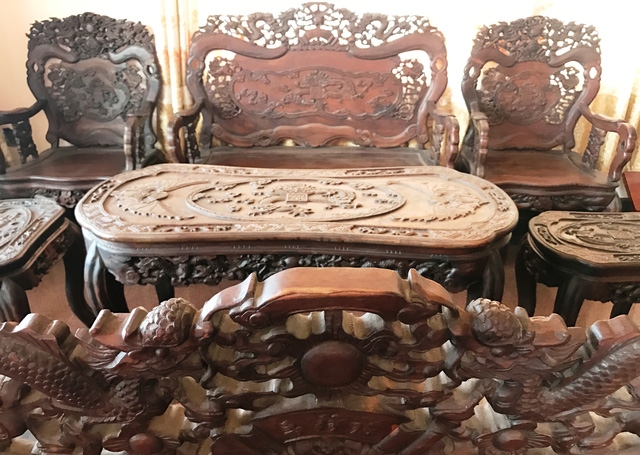 Những món đồ gỗ được chạm trổ hết sức tinh vi