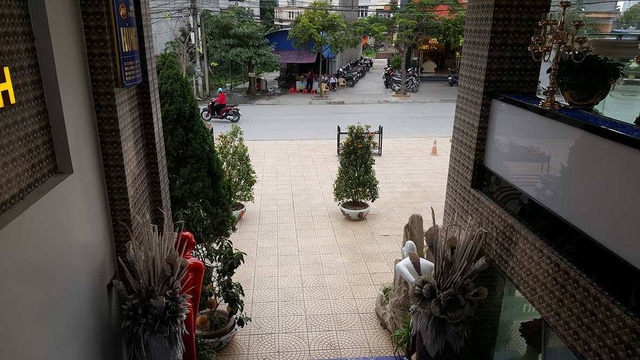 nhan vien quan karaoke bi tan cong vi ngan khach dung ma tuy? hinh anh 1
