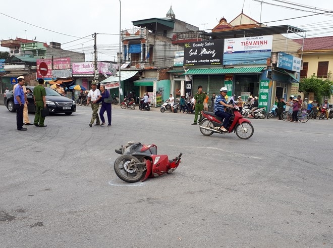 Nu cong nhan bi xe tai can tu vong tren duong di lam hinh anh 1