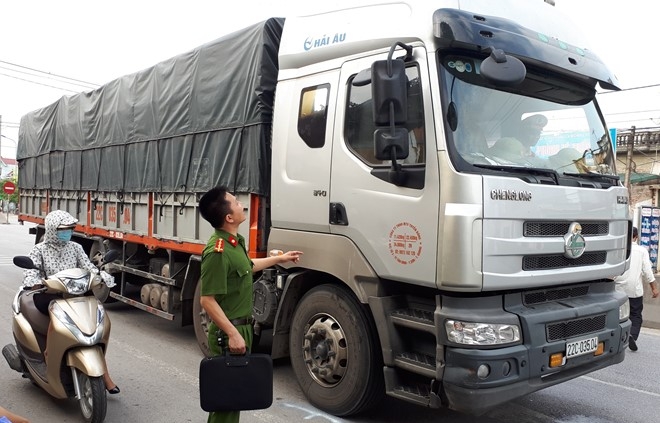 Nu cong nhan bi xe tai can tu vong tren duong di lam hinh anh 2