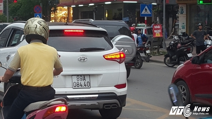 Hinh anh Video: Di vao lan BRT nguoi tren o to hung hang danh lai xe may 4