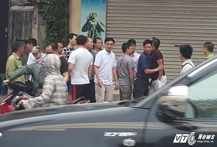 Hinh anh Video: Di vao lan BRT nguoi tren o to hung hang danh lai xe may