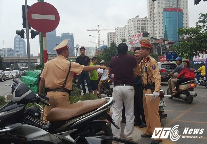 Hinh anh Video: Di vao lan BRT nguoi tren o to hung hang danh lai xe may 6