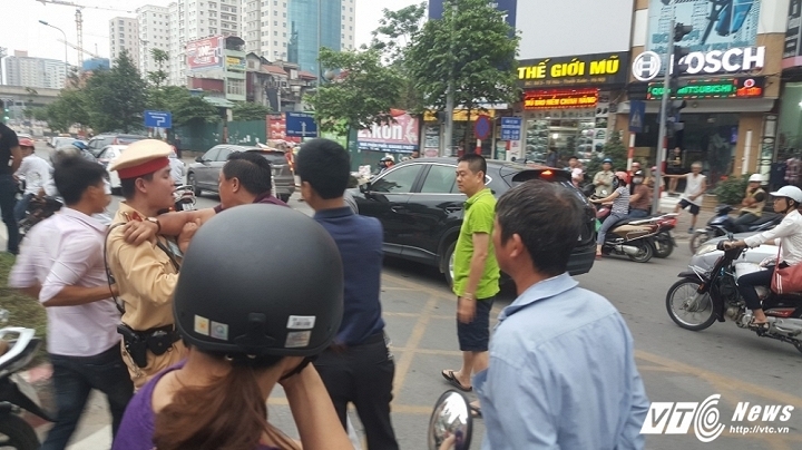 Hinh anh Video: Di vao lan BRT nguoi tren o to hung hang danh lai xe may 5