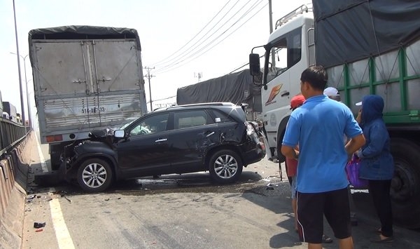 Tông xe liên hoàn, đôi vợ chồng khóc thét trong ôtô 7 chỗ kẹp chặt giữa xe tải, tai nạn giao thông nghiêm trọng, tai nạn liên hoàn trên quốc lộ 1, tai nạn