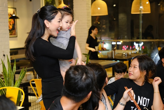 Con gái Maya mắt tròn xoe xinh như búp bê tự tin xuất hiện cùng mẹ - Ảnh 7.