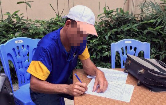 Tài xế Ngô Đức D. viết tường trình tại Đội CSGT số 3.