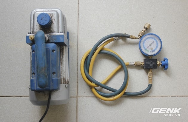 Máy hút chân không và đồng hồ đo áp suất 