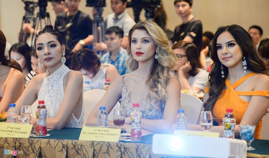 Huyen My noi bat ben dan nguoi dep Hoa hau Hoa binh The gioi o hop bao hinh anh 4
