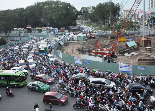  Điểm nóng kẹt xe tại nút giao Nguyễn Thái Sơn - Nguyễn Kiệm (quận Gò Vấp) một phần do ảnh hưởng rào chắn quanh công trình thi công cầu vượt thép 