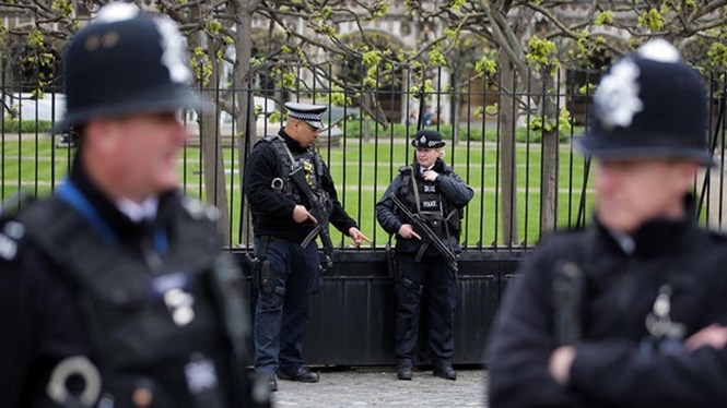 Cảnh sát tại một địa điểm ở London /// AFP