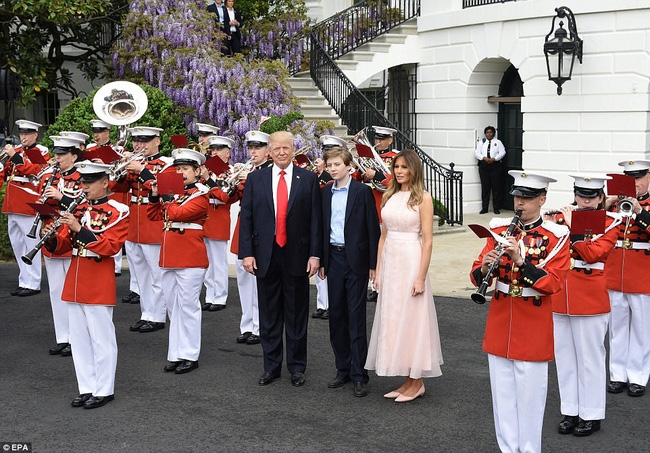 Video: Đệ nhất phu nhân Mỹ Melania nhắc chồng đặt tay lên ngực khi chào cờ - Ảnh 5.