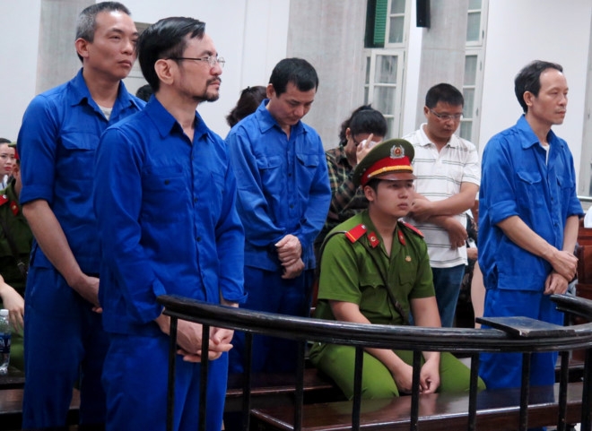 Vu chiem doat 860 ty: Cuu giam doc chi nhanh ngan hang linh 23 nam tu hinh anh 1