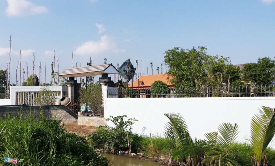Ben trong khu biet thu rong 6.500 m2 xay trai phep cua TGD o Soc Trang hinh anh 1