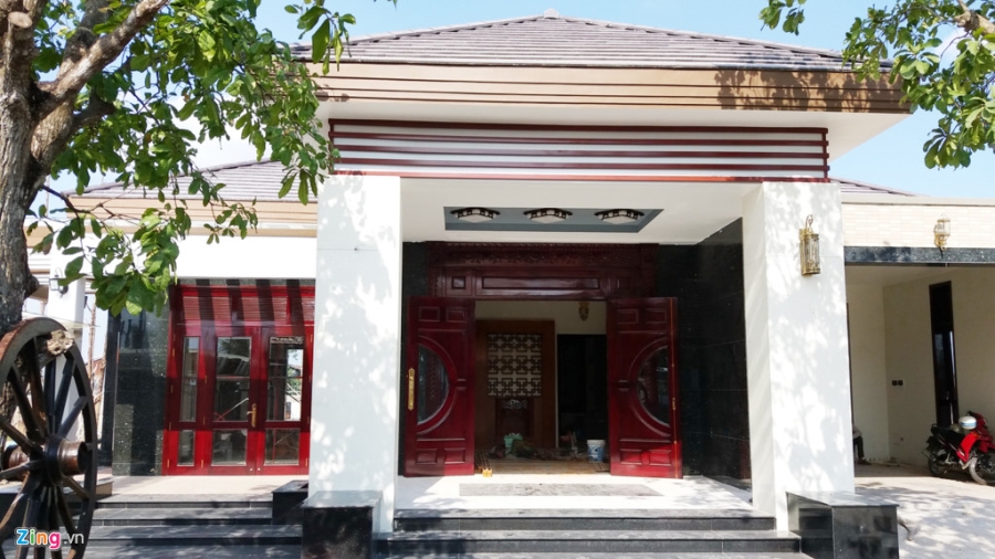 Ben trong khu biet thu rong 6.500 m2 xay trai phep cua TGD o Soc Trang hinh anh 2