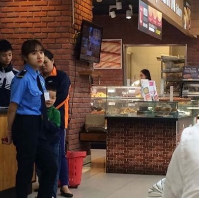 Dan mang tim kiem nu bao ve xinh dep trong buc anh chup len hinh anh 1
