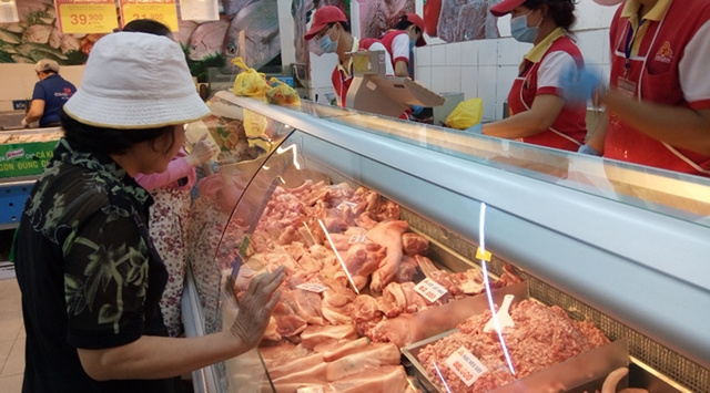  Người dân băn khoăn trước việc lựa chọn các loại thịt lợn. Ảnh: H.P 