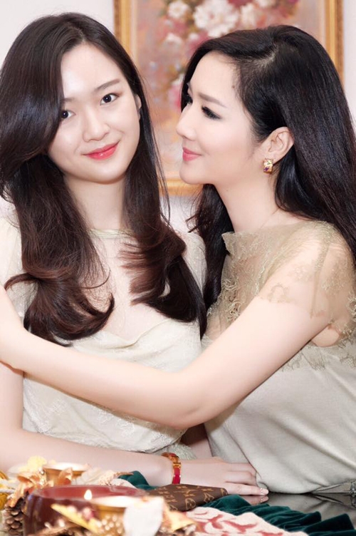 Hoa hậu Giáng My và con gái Anh Sa.