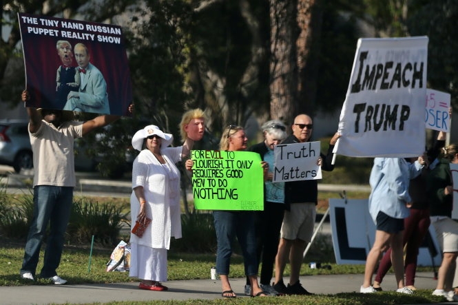 Ông Trump bị tố 'bỏ dân, bỏ bạn', mê golf hơn việc nước 