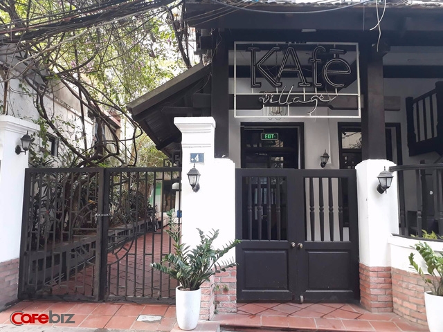 The KAfe village tại số 4 Hạ Hồi cũng trong tình trạng cửa đóng then cài dù mới 3 giờ chiều. Một người dân cho biết cửa hiệu đã đóng từ 1 tuần, chuẩn bị chuyển sang cho người khác và kinh doanh mặt hàng khác. Tuy nhiên thông tin về việc kinh doanh sau này hiện chưa rõ. Ảnh: Đức Thọ. 