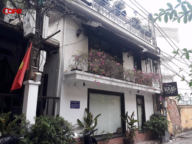 Mặt tiền cửa hàng tại số 4 Hạ Hồi hoàn toàn vắng vẻ. Ảnh: Đức Thọ. 