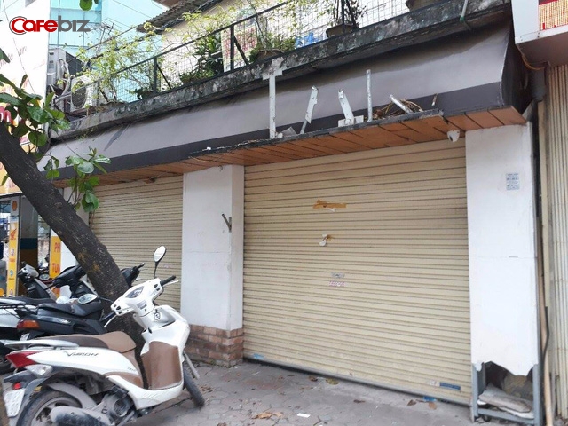 The KAfe tại 107, Láng Hạ đã đóng cửa được khoảng 2 tuần. Biển hiệu bị tháo trong ngày 17/4 để chuẩn bị cho loại hình kinh doanh khác. Ảnh: Đức Thọ. 